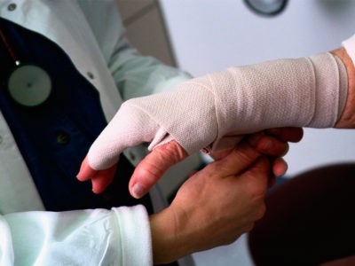 Сроки выдачи больничного при переломе руки