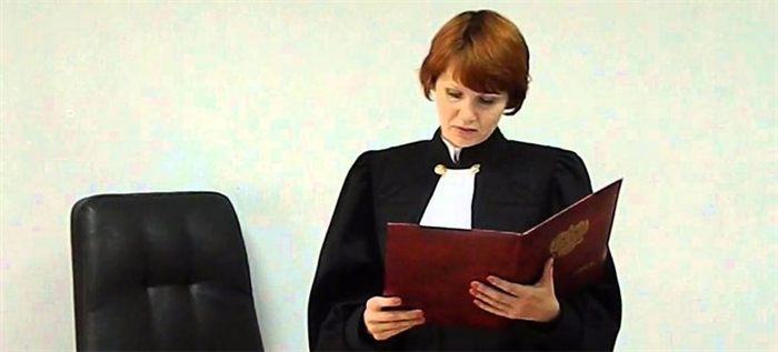 Какие дополнительные поощрения предусмотрены для мировых судей в Новгородской области?